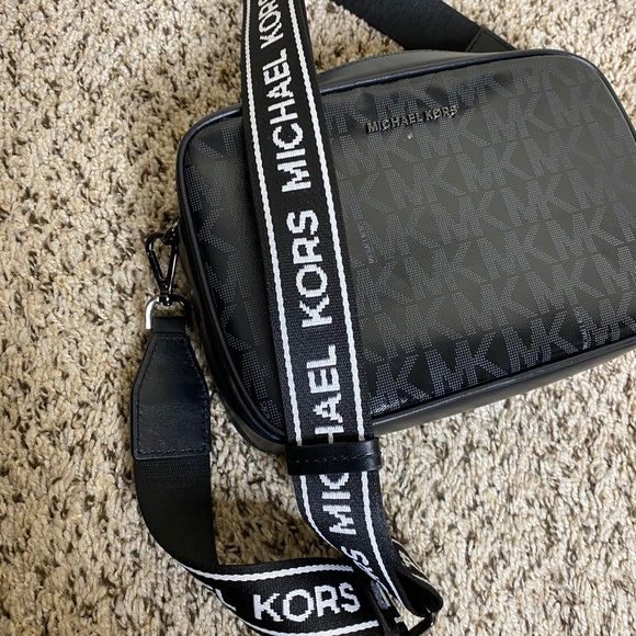 Michael Kors crossbody worn only once - Picture 3 of 4